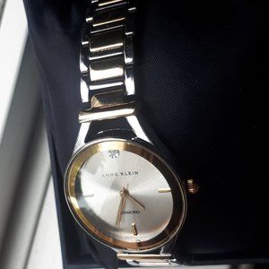 Two-toned women's wristwatch